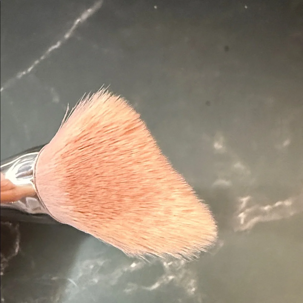 Fenty Beauty by Rihanna  Cheek Hugging Bronzer Brush 190